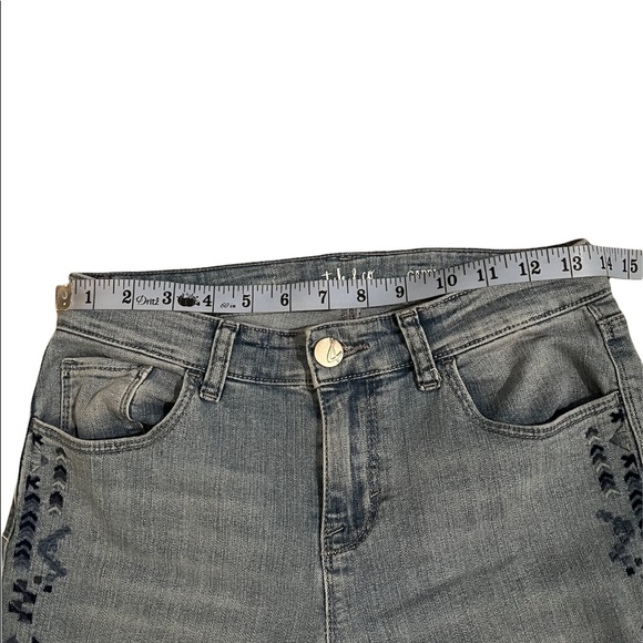 Style & Co. Side Embroidered Capri Jeans - Picture 6 of 9